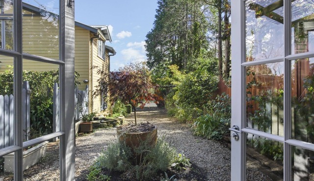 Romantic Cottage: KING bed YES, wood fire YES, sep bedroom YES,and 300m to Mall.