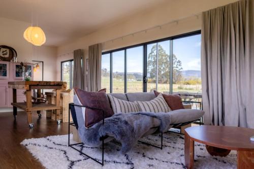 Romantic Tiers Escape - Pink Bath, Wood-Fired Pizza, Firepit & Mountain Magic