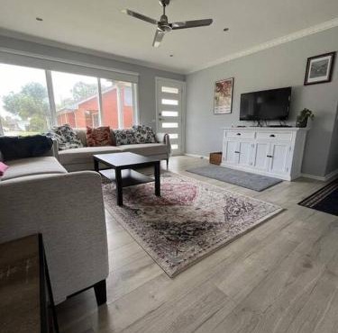 Ronny's at Tootgarook. Spacious villa, walk to beach.