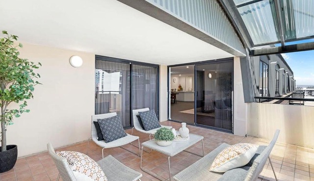 Rooftop Apartment w Cocktail Bar Balcony & Pool