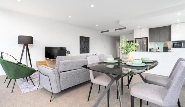 Roomy 2BR 2BA City-Centre Apt - Hosted by CanStay