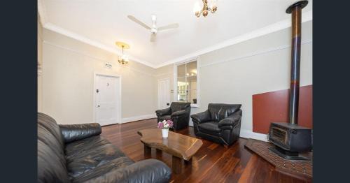 " Roseneath" Queen Room with Private Bathroom