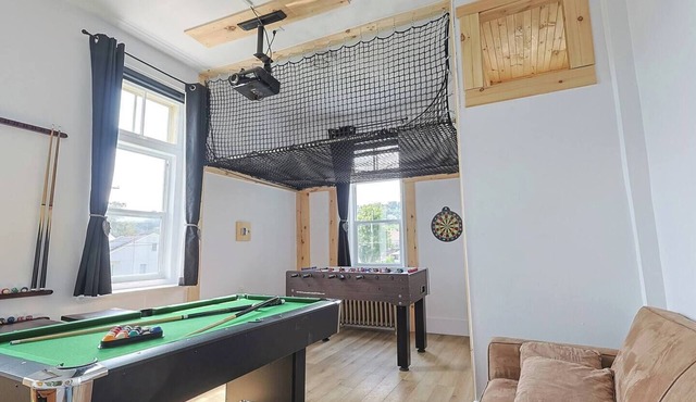 Royale 1918: 6BR, Water Park, Spa & Secret Rooms in Beaupré