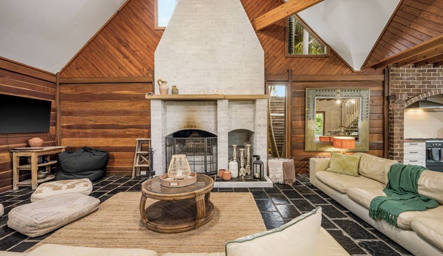 Rustic 4 Bedroom Retreat, Pool & Pets in CRESCENT HEAD