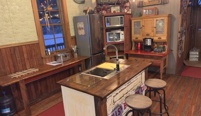 Rustic Charm and acres of elbow room: Ghostown Blues Lodge Near Cypress Hills! in Maple Creek
