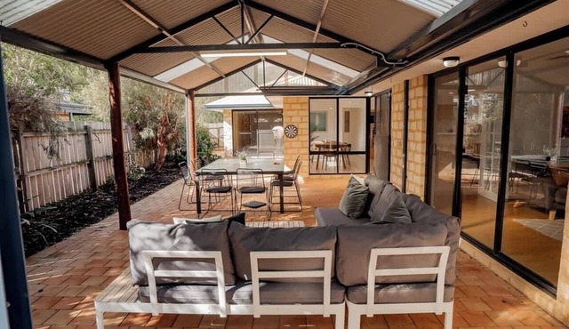 Salhus—Laid-back Family Retreat near Town & Beach