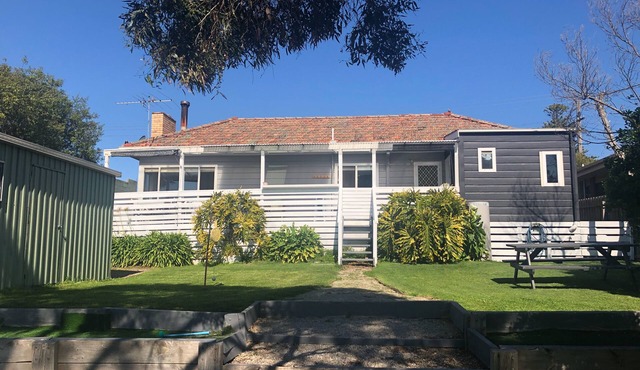 Salt Beachhouse Portarlington- Walk to the beach!