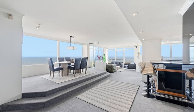 Salt & Skyline Luxury Penthouse in Glenelg