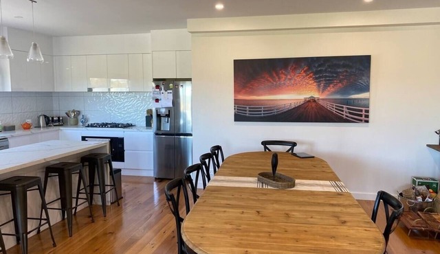 'Sanary' A modern beach home in Martha Cove Marina can sleep up to 7 people