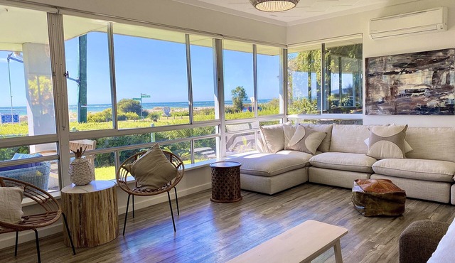Sandbars Beach House. Stunning views - Directly opposite the beach!