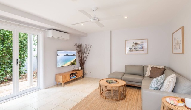 Sandcastles 1, 8 Ala Moana Way - air conditioned townhouse with Wi-Fi and Complex Pool