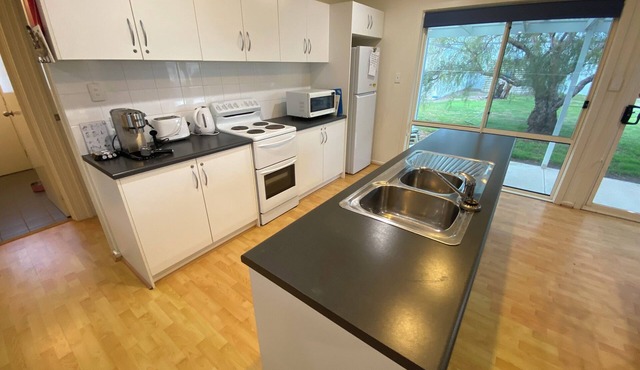 Sandy Feet Retreat- Short walk to the beach. Dog friendly!