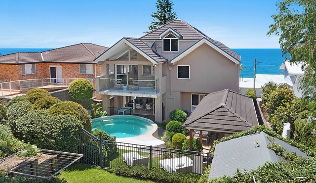 Santai - Pool, Heated Spa, Metres from the beach in Forresters Beach