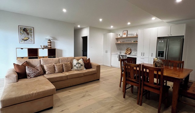 Saratoga Escape - Relaxed, modern, pet friendly, family friendly coastal getaway