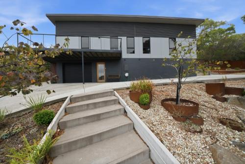 Scenic Risdon Retreat Near Hobart CBD & Deck Views Family Friendly Stay