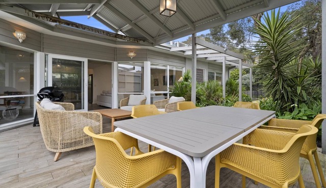 Scott Street Retreat Blairgowrie - Coastal retreat with heated outdoor spa.