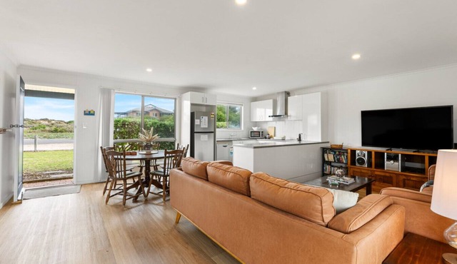 Sea Breeze—Spacious Family Escape near Surf Beach