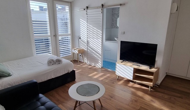 "Sea Breeze" - Spacious studio apartment, Acland Street St Kilda