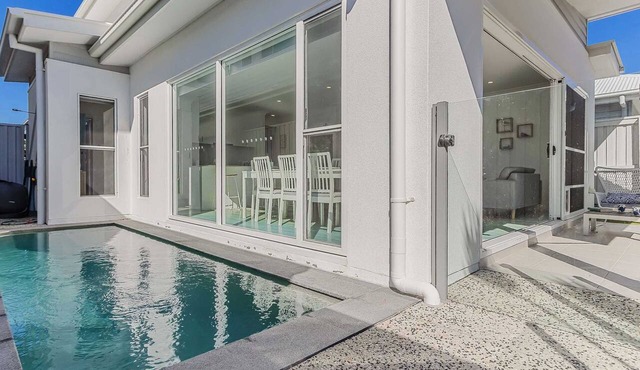Sea Poppy - 4 bedroom home with pool