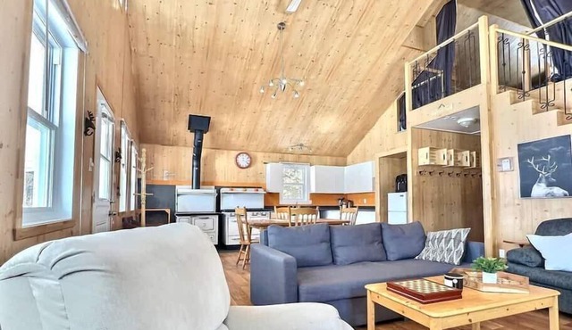 Self-sufficient cottage on the lake in Saint-Alfred