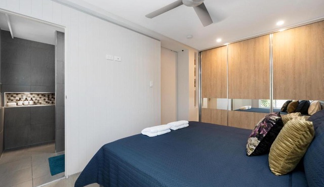 Serene Courtyard Retreat - Stylish & Pet Friendly