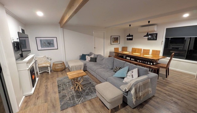 Serenity now! Peaceful beach escape - modern kitchen, amazing garden & pool room