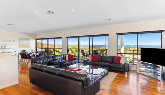 Serenity on Stacey - Spacious Family Getaway with Coastal Views in Carrickalinga