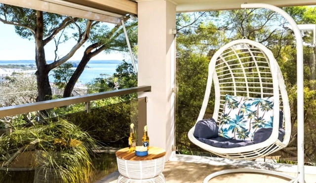Shoal Bay Oasis - Spacious five-bedroom retreat with spa, balcony views, walk to beach and parks