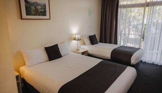 Shoreline Hotel