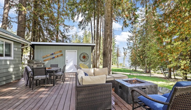 Shuswap Lake, 2 Bed, 1.5 BA, Private Dock, Sleeps 4 in Celista