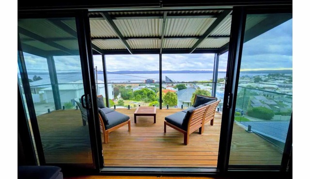 "Simply the Best View" House in Central Albany