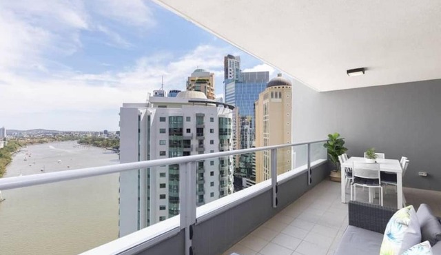 SK2 - CHARMING Skyline CBD w River Views 3 BR Private Apartment in Brisbane