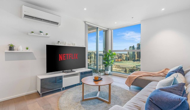 Skyline Dreams: 3BR Luxury Above Docklands / City Views & Pool