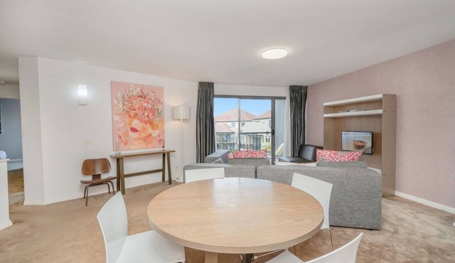 Sleek 2-Bed Apartment in Vibrant Kingston