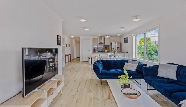Sleeps 6 - Private Deck - Reading Bungalow