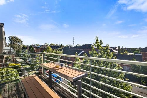 Snug 2-bed Townhouse Near Bustling Shops