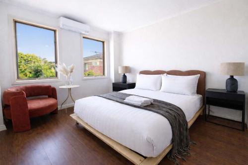 Sophisticated Urban Sanctuary Style Meets Conven