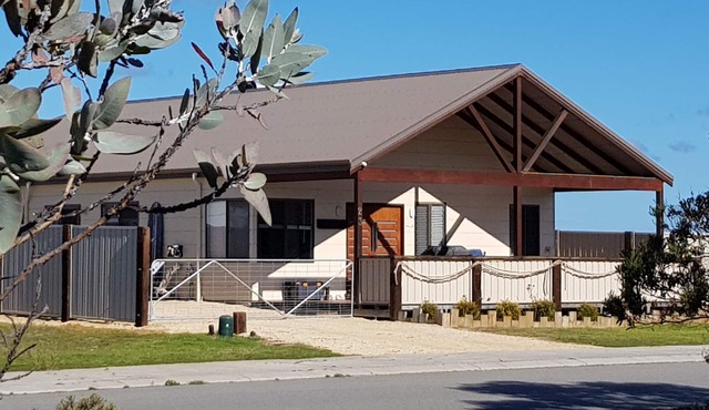"SOUTH WINDS" Large Modern family house close to shop, parks and river