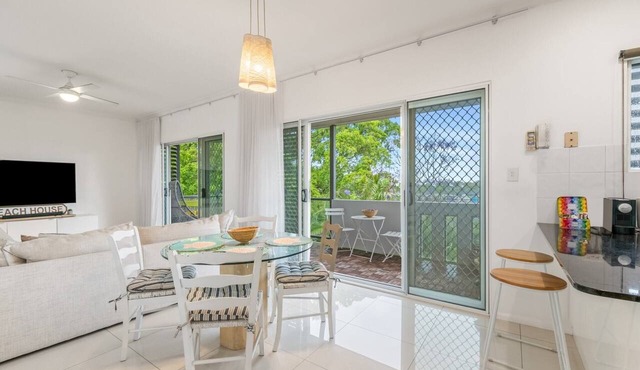 Spacious 2-Bed with Private Rooftop & BBQ Access in Hamilton