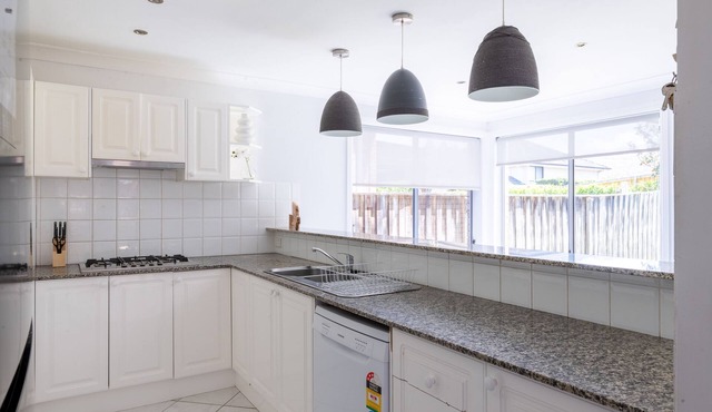 Spacious 2 storey, 4 bedroom house in the heart of the Northern Beaches. in Warriewood