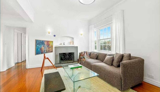 Spacious 2BDR Apt in the Heart of East Melbourne