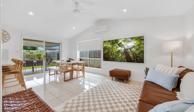 Spacious 3-Bed House with Patio & BBQ in Minyama