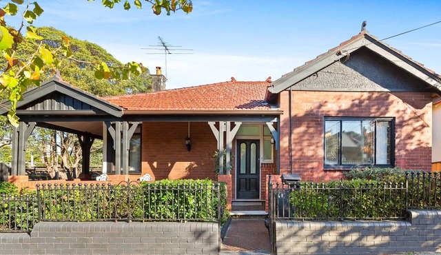 Spacious 4-Bed Character House in Vibrant Stanmore