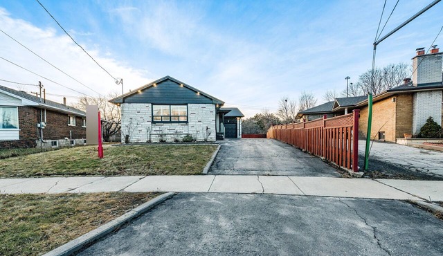 Spacious 4 Bedroom Modern Quiet Home by Airport in Etobicoke