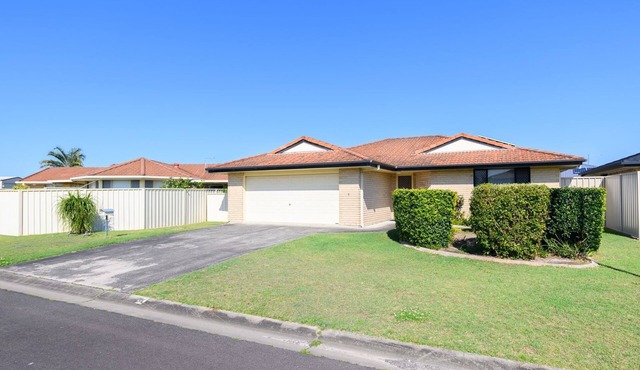 Spacious 4BR family home with ensuite, air-con, kids’ toys, Weber BBQ patio,