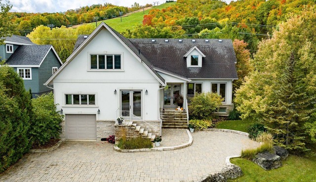 Spacious 6 bedroom 150m walk to the ski lift& 5 min walk to village (30 day min) in The Bue Mountain