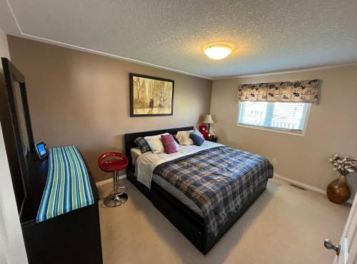 Spacious and Charming Bungalow Retreat (Close to Many Amenities) in Kingston