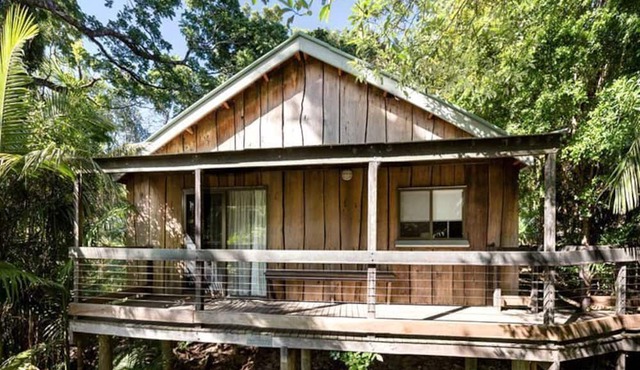 Spacious Cabin Perfect for a Weekend Getaway near Brisbane, Queensland in Mount Glorious