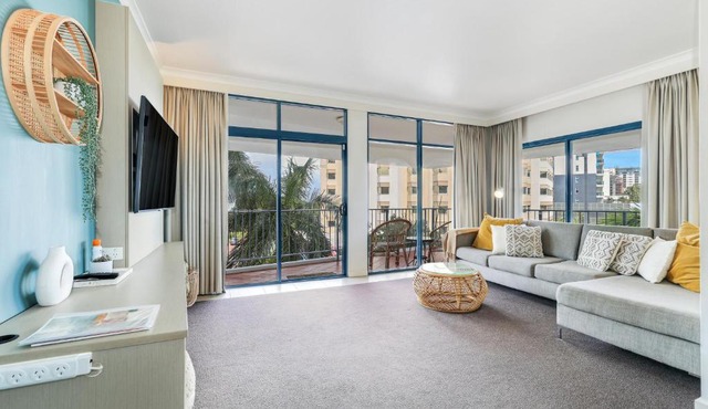 Spacious Darwin Esplanade Retreat with Pool & Spa