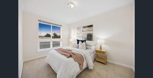 Spacious Hills Retreat with City Convenience